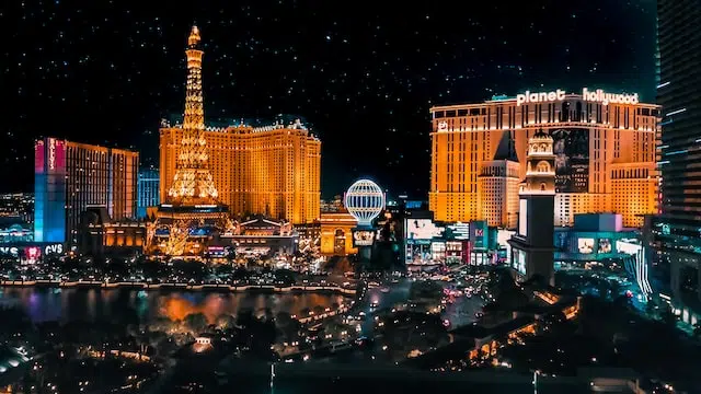 Las Vegas Strip de noche con luces